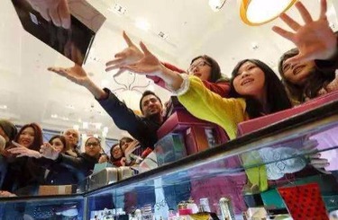 操中国女人小骚屄视频中国人依然爱赴日旅游 消费已由爆买转向网购